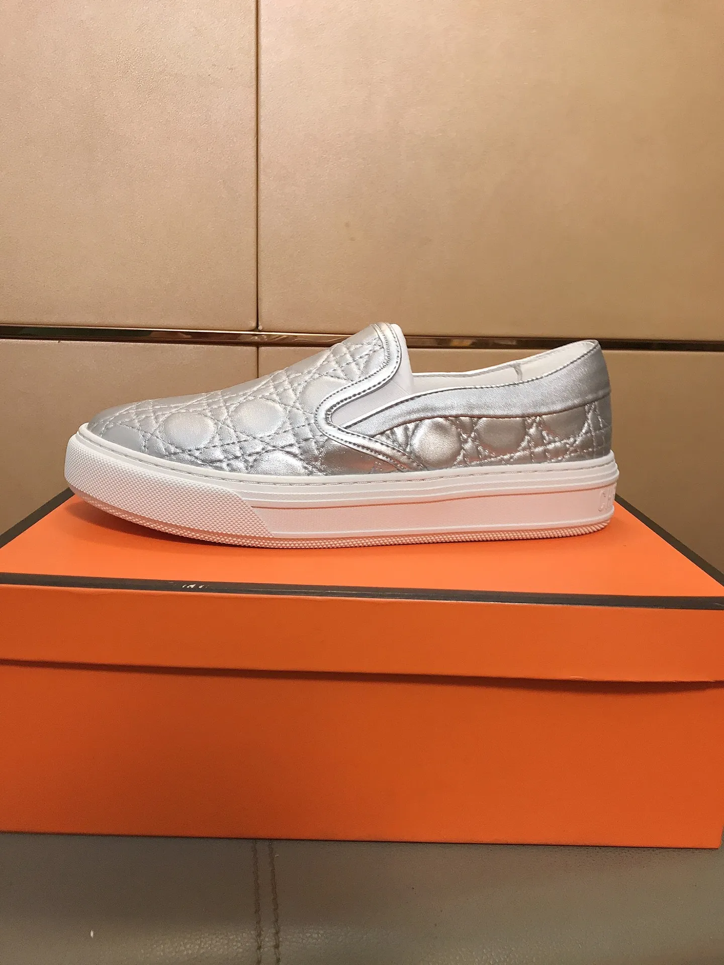 Factory price 400 🔥🔥 (Dior) new men's casual sports shoes 👣 Full of charm, luxury style gentleman's shoes Upper: Made of embossed cowhide imported from Italy, breathable leather lining. Brand wear-resistant soles; with classic logo💋The whole pair of shoes is fashionable and casual without losing high-end style🎈🎈Size: 39-44 (45.46 can be customized)